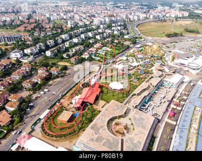 Istanbul, Turchia - 23 Febbraio 2018: antenna fuco vista Viaport Marina Roller Coaster Parco Divertimenti in città. Foto Stock