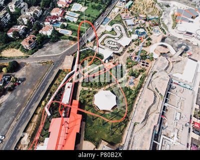 Istanbul, Turchia - 23 Febbraio 2018: antenna fuco vista Viaport Marina Roller Coaster Parco Divertimenti in città. Foto Stock