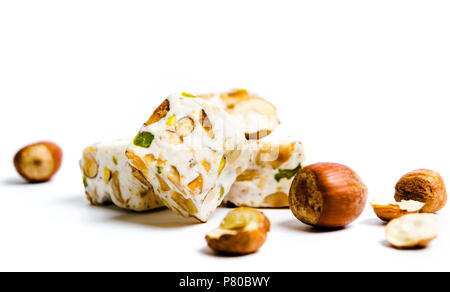 Arabo dolci con le nocciole su sfondo bianco Foto Stock
