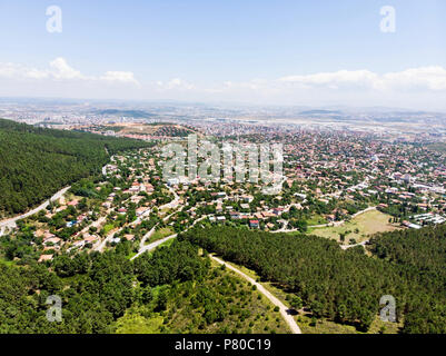 Antenna fuco vista della strada forestale in Istanbul Yakacik. Uppser lato della vita di città. Foto Stock