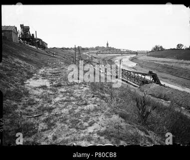 Nederlands: Beschrijving Aanleg van een kanaal Julianakanaal ter hoogte van Elsloo (Limburgo met op de achtergrond de Sint Augustinuskerk Documenttype foto Vervaardiger Guermonprez, Paolo Collectie Collectie Paolo Guermonprez Datering 1934 t/m 1937 Inventarissen http://archief.amsterdam/archief/10016 Afbeeldingsbestand 010016000091 generato con Dememorixer . 1934 t/m 1937 304 Paolo Guermonprez, Afb 010016000091 Foto Stock