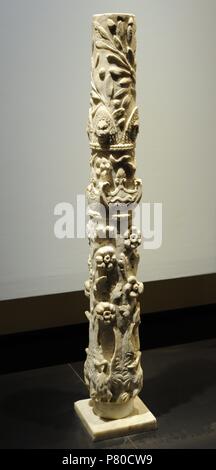 Colonna con rami fioriti, cigni con ali dispiegata, delfini, cesti di frutta, maschere teatrali e rami di olivo. Roman. 1 ° secolo. Da Pompei. Museo Archeologico Nazionale. Napoli. L'Italia. Foto Stock