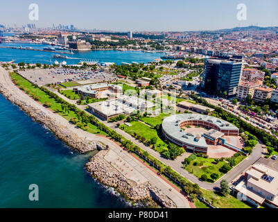 Istanbul, Turchia - 23 Maggio 2018: antenna fuco vista di impianto di trattamento dell'acqua vicino al mare in Piazza Kadikoy a Istanbul. Paesaggio urbano Foto Stock