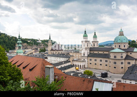 La città di Salisburgo con il duomo in primo piano Foto Stock