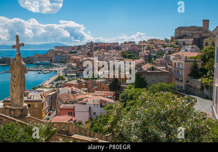 Vista aerea della bella città costiera di Gaeta . I luoghi più famosi d'Italia, Lazio Foto Stock