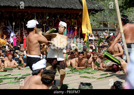 Tenganan, Indonesia - 30 Giugno 2018: uomini locali prendere parte nel rituale di battaglie con spinosa pandan lascia nel villaggio di Tenganan, Bali durante l annuale Foto Stock