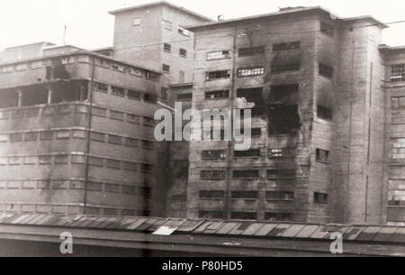 Inglese: Danni a uno degli edifici di Philips Strijp complessa causata da un Ventura aereo schiantarsi dentro l'edificio durante un raid, 6 dicembre 1942 . 6 Dicembre 1942 309 Philips Strijp danni opere Eindhoven Foto Stock