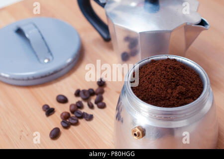 Moka piena di caffè macinato fresco pronto per essere preparati Foto Stock