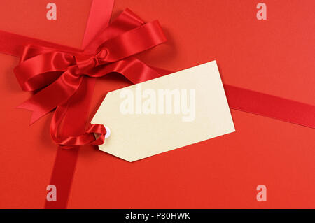 Regalo rossa e nastro di prua con vuoto cartellino o etichetta Foto Stock