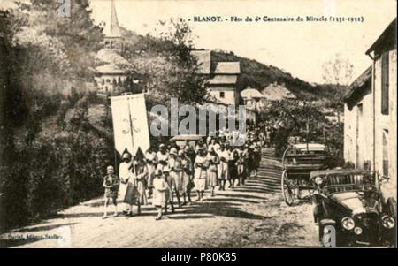 Français : processione démarrant de l'église Saint-Andoche-et-Saint-Thyrse de Blanot, en la Fête-Dieu (1931 - 6e centenaire du miracolo). 1931 321 Processione Blanot2 Foto Stock