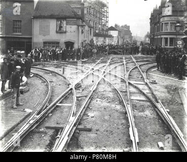 Inglese: lettura Corporation tranviarie. Il cross-over in corrispondenza della giunzione di Broad Street, St. Mary's Butts, Oxford Road e West Street, guardando verso ovest lungo Oxford Road, 1903. I binari sono in corso ma non ancora riempito con ciottoli e pietre. Vi è una folla di curiosi, un poliziotto, e ci sono molti operai. A sinistra sono n. 2 St. Mary's Butts (Sig.ra A. Baxter, fruiterer), e il White Hart Inn. In Oxford Road, n. 5, 7 e 9 sono in fase di ricostruzione, con un cartellone pubblicitario di fronte. La Fox Inn, al n. 22 e 23 West Street, è a destra. 1900-1909 : fotografia di Walton Annuncio Foto Stock