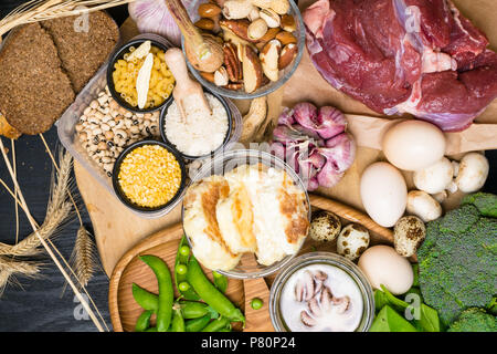 I prodotti naturali e di ingredienti contenenti selenio come octopus, pane, carni bovine, spinaci, uova, formaggio, broccoli, dadi, aglio, champignon, pisello Foto Stock
