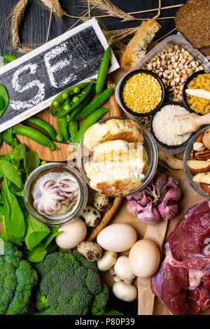 I prodotti naturali e di ingredienti contenenti selenio come octopus, pane, carni bovine, spinaci, uova, formaggio, broccoli, dadi, aglio, champignon, pisello Foto Stock