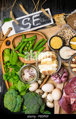 I prodotti naturali e di ingredienti contenenti selenio come octopus, pane, carni bovine, spinaci, uova, formaggio, broccoli, dadi, aglio, champignon, pisello Foto Stock