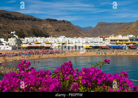 La spiaggia e le montagne interne di Puerto de Mogan Foto Stock