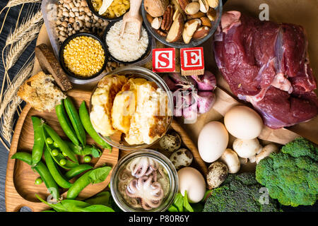 I prodotti naturali e di ingredienti contenenti selenio come octopus, pane, carni bovine, spinaci, uova, formaggio, broccoli, dadi, aglio, champignon, pisello Foto Stock