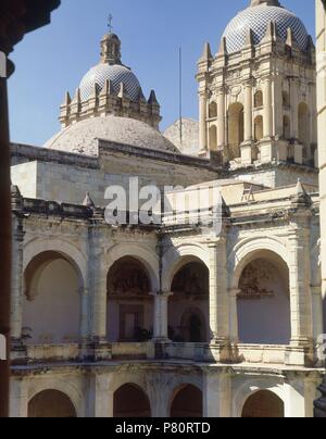 VISTA DE GALERIAS DEL CLAUSTRO,CUPULA Y TORRE DE LA IGLESIA. Posizione: MUSEO ESTADO-CONV STO DOMINGO, OAXACA, CIUDAD DE MEXICO. Foto Stock