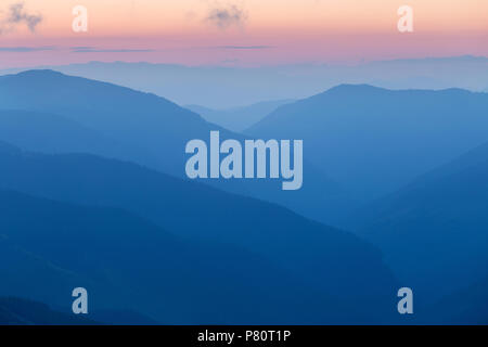 Estate sunrise in Parang montagne, Romania Foto Stock