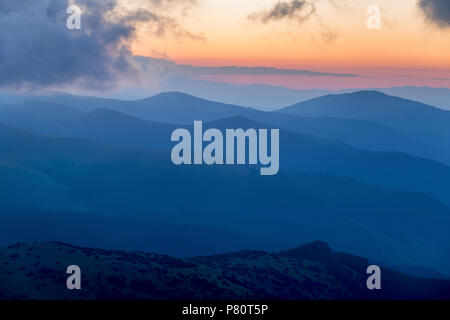 Estate sunrise in Parang montagne, Romania Foto Stock