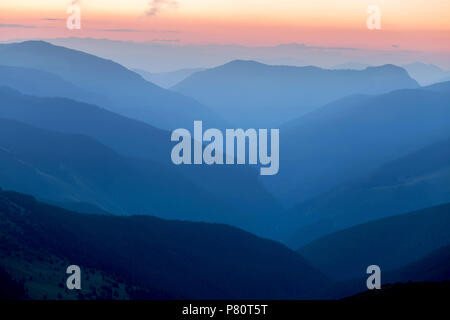 Estate sunrise in Parang montagne, Romania Foto Stock