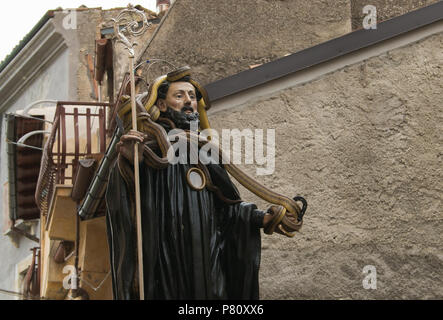 La statua di San Domenico con i serpenti per la festa Serpari nel centro di Cocullo, Abruzzo, Italia Foto Stock