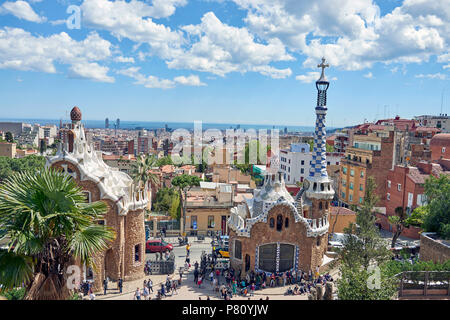 Barcellona, Spagna. Aprile 19, 2017: vista dell'ingresso del Parco Guell, opera dell'architetto Gaudi piena di turisti con la casa di guardia e il bo Foto Stock