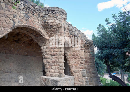 Dettaglio di una passerella di pietra formata da archi nel Parco Guell, realizzato dall'architetto spagnolo Gaudi. Realizzati con pietre di muratura Foto Stock