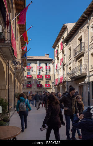 Laguardia, Alava, Spagna. Marzo 30, 2018: vista generale della piazza principale della città con le case con le facciate in pietra e balconi in ferro tipica del Foto Stock