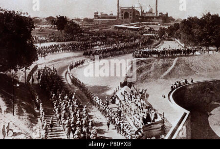 La processione imperiale di Giorgio V che entra a Delhi, il 7 dicembre 1911, fu la prima volta che un monarca britannico era venuto in India per essere ricevuto come imperatore da soggetti indiani. Il Durbar di Delhi, che significa "Corte di Delhi", era un'assemblea di massa in stile imperiale indiana organizzata dagli inglesi al Parco di Coronazione, Delhi, India, per segnare la successione dell'Imperatore dell'India. Si tenne tre volte, nel 1877, nel 1903 e nel 1911, l'ultimo fu l'unico al quale partecipò un sovrano, George V. Foto Stock