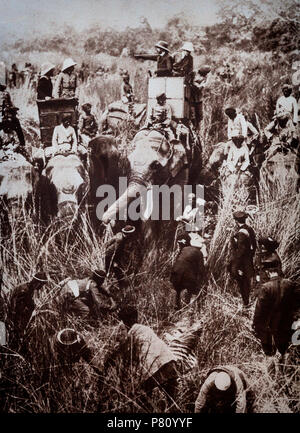 Re Giorgio V ha avuto una breve vacanza in Nepal spendere tempo su elefante posteriore mentre tiger caccia, seguendo la Delhi Durbar del 1911. George V entrando in Delhi, 7 dicembre 1911, la prima volta che un monarca britannico era venuto in India per essere ricevuto come imperatore dai produttori indiani soggetti. La Delhi Durbar del 1911, con il significato di "Corte di Delhi', era un indiano stile imperiale gruppo di massa organizzata dalla British a incoronazione Park, Delhi, India, per contrassegnare la successione di un Imperatore o Empress of India. Foto Stock