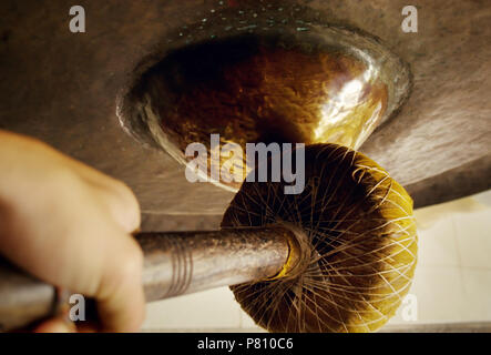 Le persone utilizzano il colpo di legno il gong tailandese Foto Stock