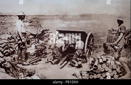 Soldati britannici manning un campo di pistola. Durante i primi mesi di guerra mondiale 1, le forze britanniche ha sofferto di una mancanza di munizioni. Lloyd George, allora ministro delle munizioni rivolta la situazione intorno e da metà-1916 gli alleati sono stati tenuti ben fornito. Foto Stock