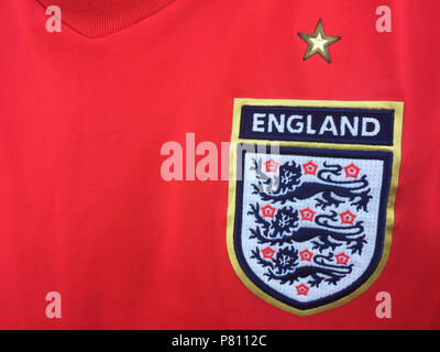 LONDON, Regno Unito - 8 Luglio 2018: Rosso Inghilterra National Football Shirt con tre emblema Lions Foto Stock