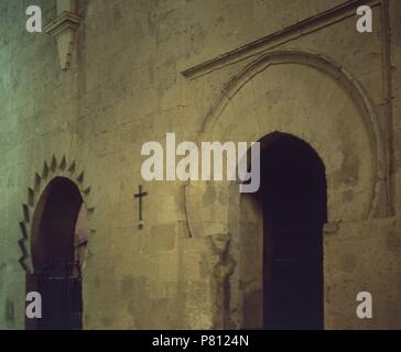 PORTADA DE LA EPISTOLA CON ARCO CALIFAL. Posizione: ST. MICHAEL è la Chiesa, Cordoba, Spagna. Foto Stock