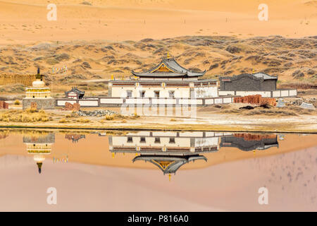 Monastero mongolo di Badain Jilin, Badain Jaran deserto, Mongolia Interna, Cina Foto Stock