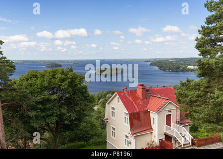 Vista panoramica di una vecchia casa in legno presso il quartiere Pispala e lago Pyhäjärvi da sopra a Tampere, in Finlandia, in una giornata di sole in estate. Copia dello spazio. Foto Stock
