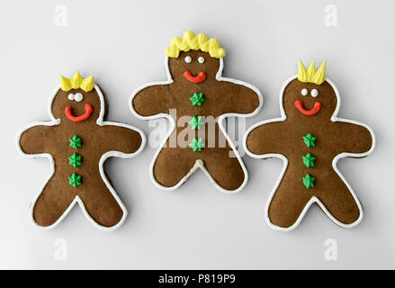 Vista Top Shot, close up di un trio di felice gingerbread gli uomini in una riga Foto Stock