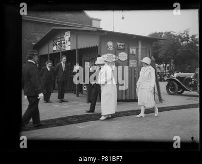 Bezoek van Prinses Juliana en Koningin Wilhelmina, porta ontvangen onder meer burgemeester W. Houwing, vermoedelijk bij het spoorwegstation Den Helder 1920 Catalogusnummer: RAA003012863 Collectie Regionaal Archief Alkmaar . 14 ottobre 2011, 16:04 234 Koningin Wilhelmina (31170843592) Foto Stock