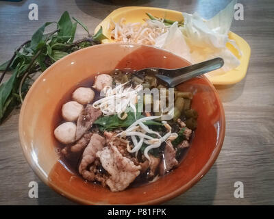 Vista dall'alto di Kuay teow reua o tagliatelle tailandesi, autentico piatto locale regionale dalla Thailandia Foto Stock