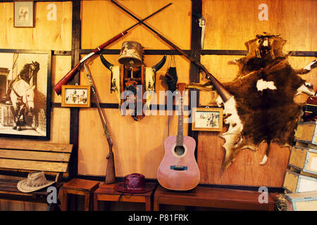 Home del Cowboy con molti home decorativi Foto Stock