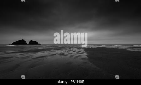 Cielo scuro come il sole tramonta su un wintery Holywell Bay. Adottate il 8 gennaio 2018. Canon 5DMK3 Canon 17-40mm l Foto Stock