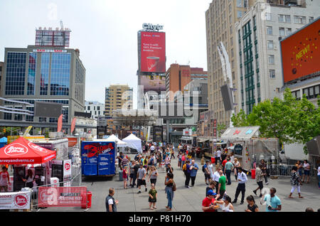 TORONTO, ON / CANADA - 26 Maggio 2018: Torontoâ€™s Poutine Fest in Piazza Yonge-Dundas, mostrata qui ospitato dieci Poutine carrelli di cibo Foto Stock