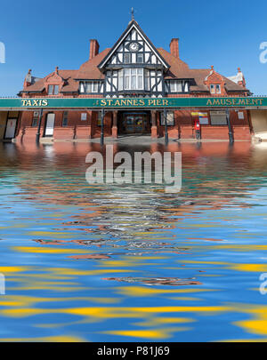 Manipolati digitalmente immagine della parte anteriore del St Annes Pier a St Annes On Sea in Lancashire, simulazione di inondazioni Foto Stock