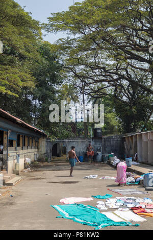 Fort Kochi, India - 16 Novembre 2017: Dhobi Khana, occupato a mano tradizionale servizio lavanderia, Fort Cochin India. Foto Stock