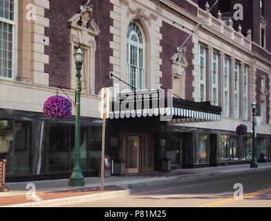 Syracuse, New York, Stati Uniti d'America. Luglio 1, 2018. L'ingresso al Marriott Syracuse, precedentemente l'Hotel Syracuse, recentemente restaurato all'originale 1924 Foto Stock