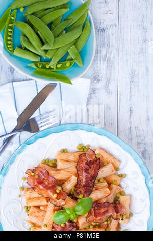 Pasta fresca con piselli verdi. I cibi tradizionali. Piatti orientali. Bianco sullo sfondo di legno. Cibo sano. La dieta. Spazio libero per il testo Foto Stock