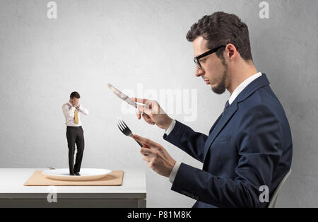 Paura piccolo imprenditore debole quasi divorato dalla grande potenza Foto Stock