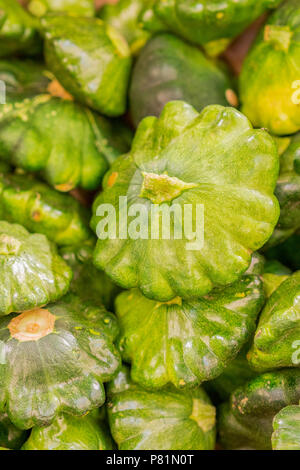 Patissons verde. Patissons verde sul bancone del negozio. Sfondo. foto verticale. Foto Stock