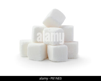 Pila di cubetti di zucchero isolato su sfondo bianco Foto Stock