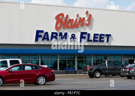 Un logo segno esterno di una Blain's Farm & Fleet store retail in Janesville, Wisconsin, il 23 giugno 2018. Foto Stock